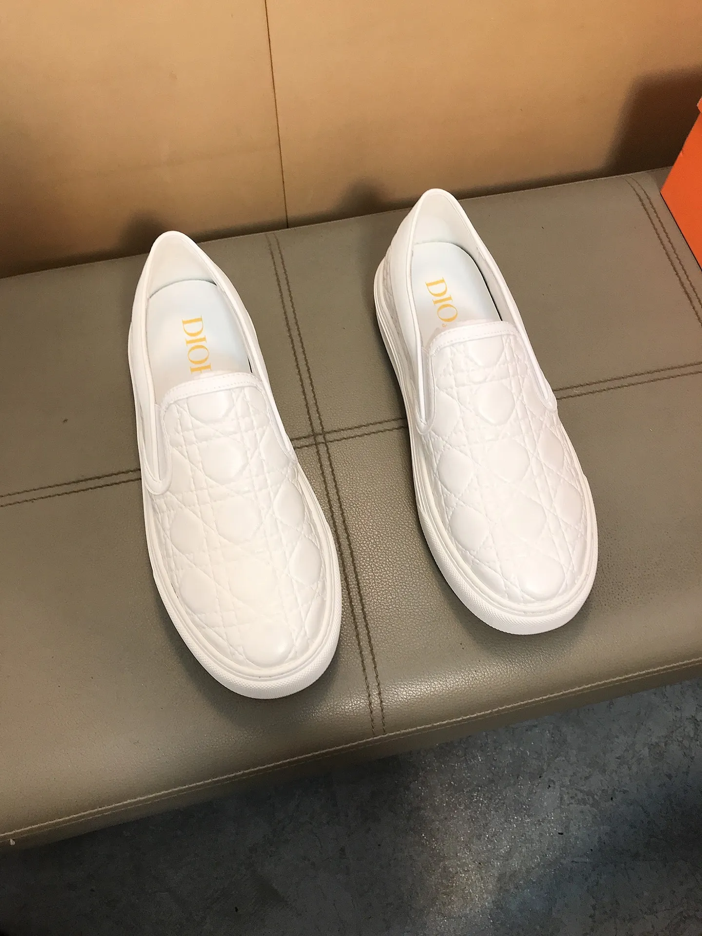 Factory price 400 🔥🔥 (Dior) new men's casual sports shoes 👣 Full of charm, luxury style gentleman's shoes Upper: Made of embossed cowhide imported from Italy, breathable leather lining. Brand wear-resistant soles; with classic logo💋The whole pair of shoes is fashionable and casual without losing high-end style🎈🎈Size: 39-44 (45.46 can be customized)